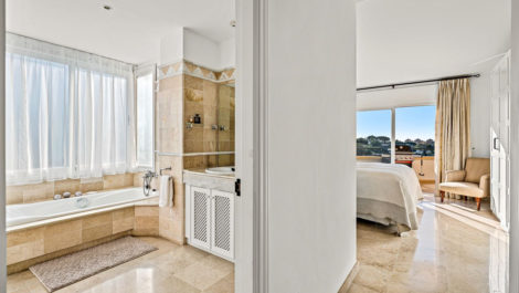 3 bedroom Apartments for sale in Elviria Hills – R5348806