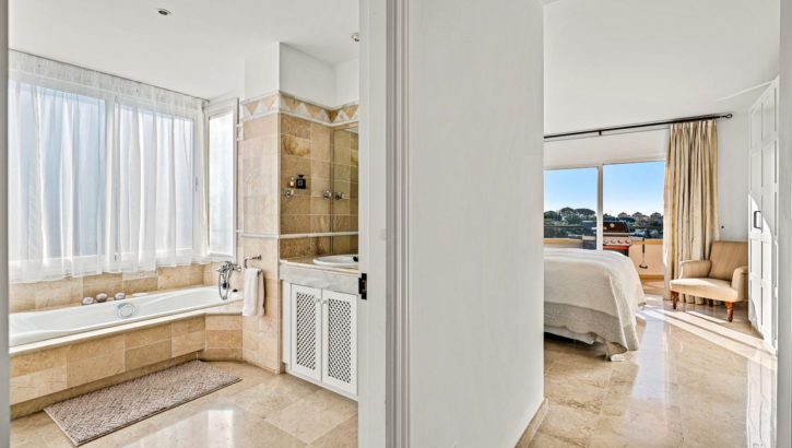 3 bedroom Apartments for sale in Elviria Hills – R5348806 in 