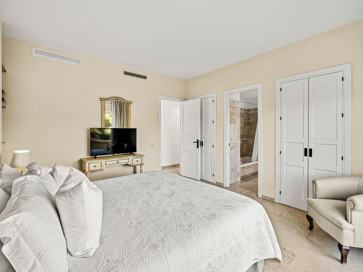 3 bedroom Apartments for sale in Elviria Hills – R5348806