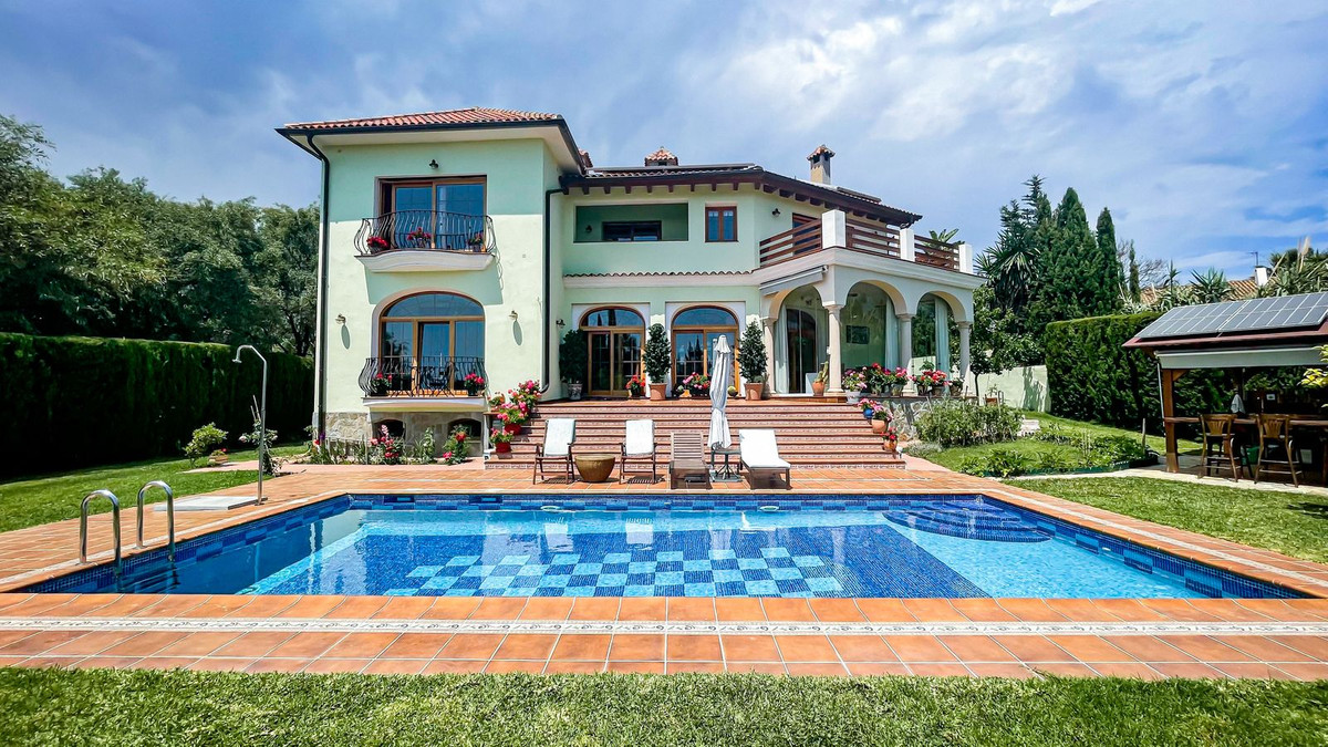 6 bedroom Villas for sale in El Rosario – R5049835