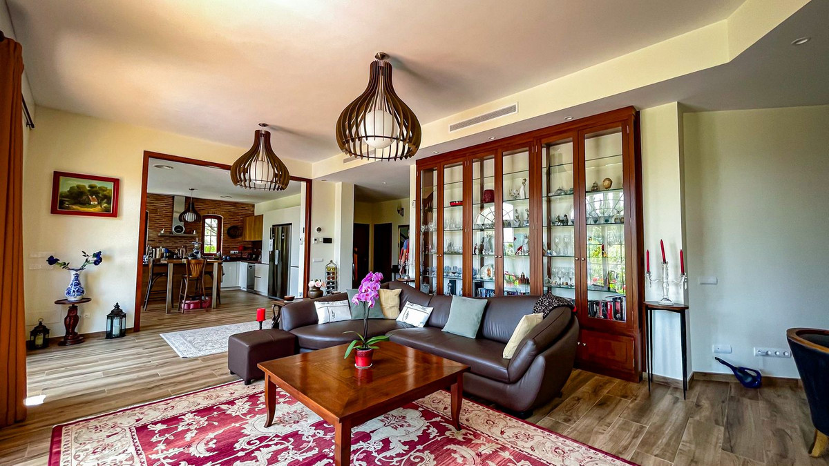 6 bedroom Villas for sale in El Rosario – R5049835