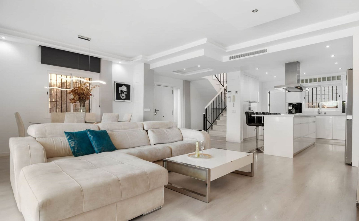 6 bedroom Semi-detached for sale in Marbella – R5337880