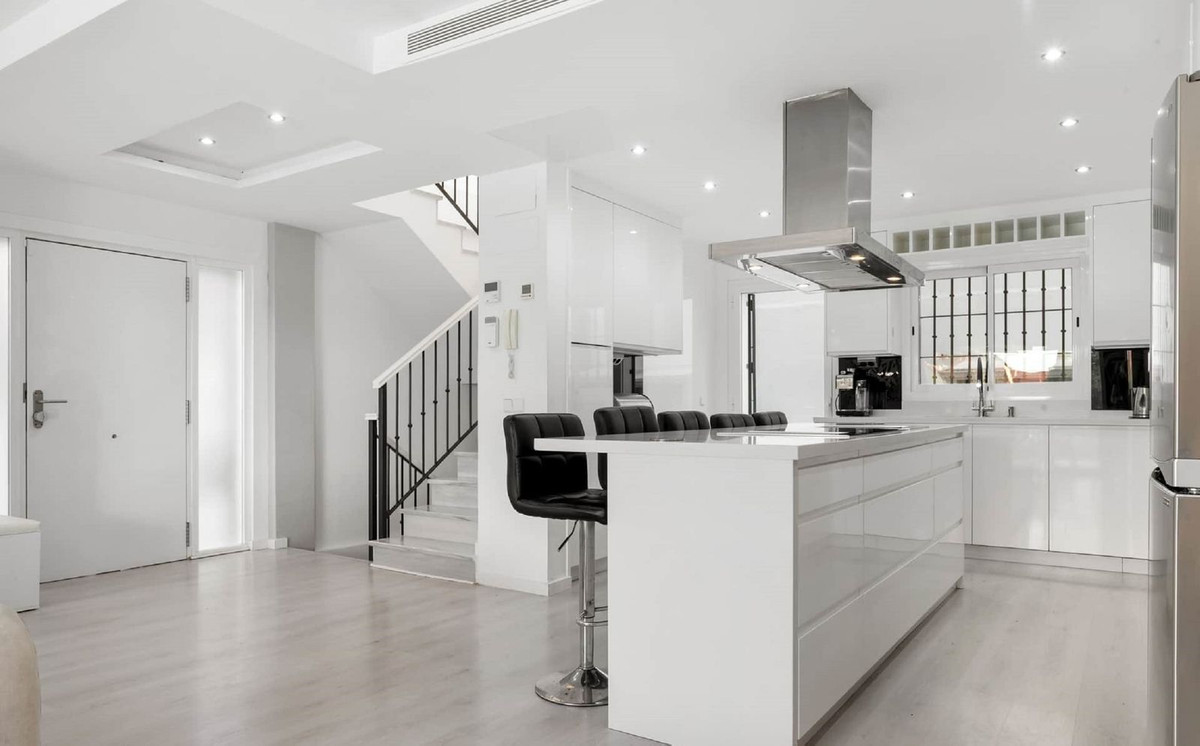 6 bedroom Semi-detached for sale in Marbella – R5337880