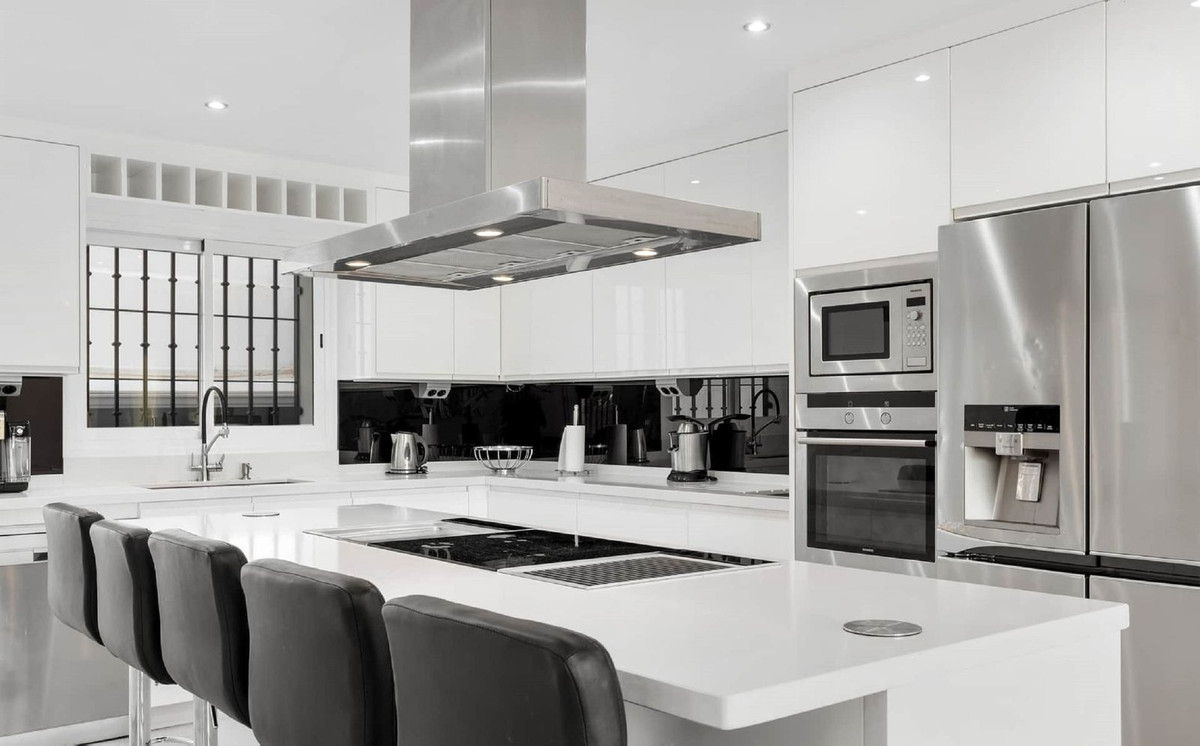 6 bedroom Semi-detached for sale in Marbella – R5337880