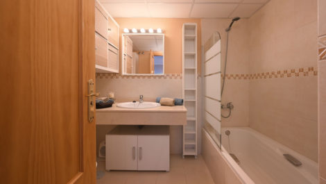Apartamentos de 2 dormitorios en venta en Calahonda – R5357458