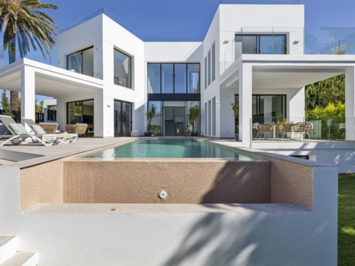 Villas de 5 dormitorios en venta en Marbesa – R5186248