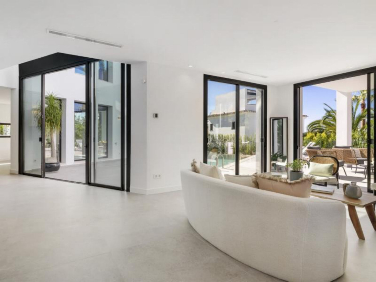 Villas de 5 dormitorios en venta en Marbesa – R5186248