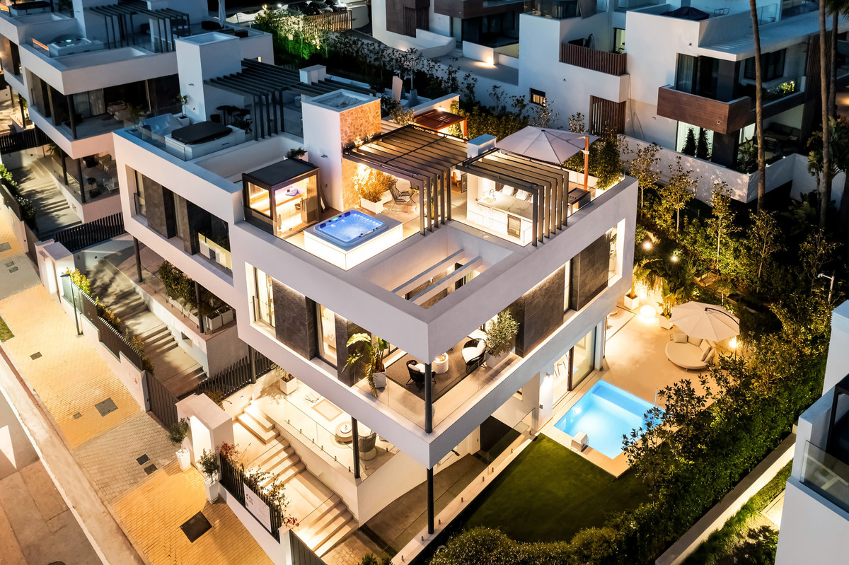 4 bedroom Semi-detached for sale in Sierra Blanca – R4992370