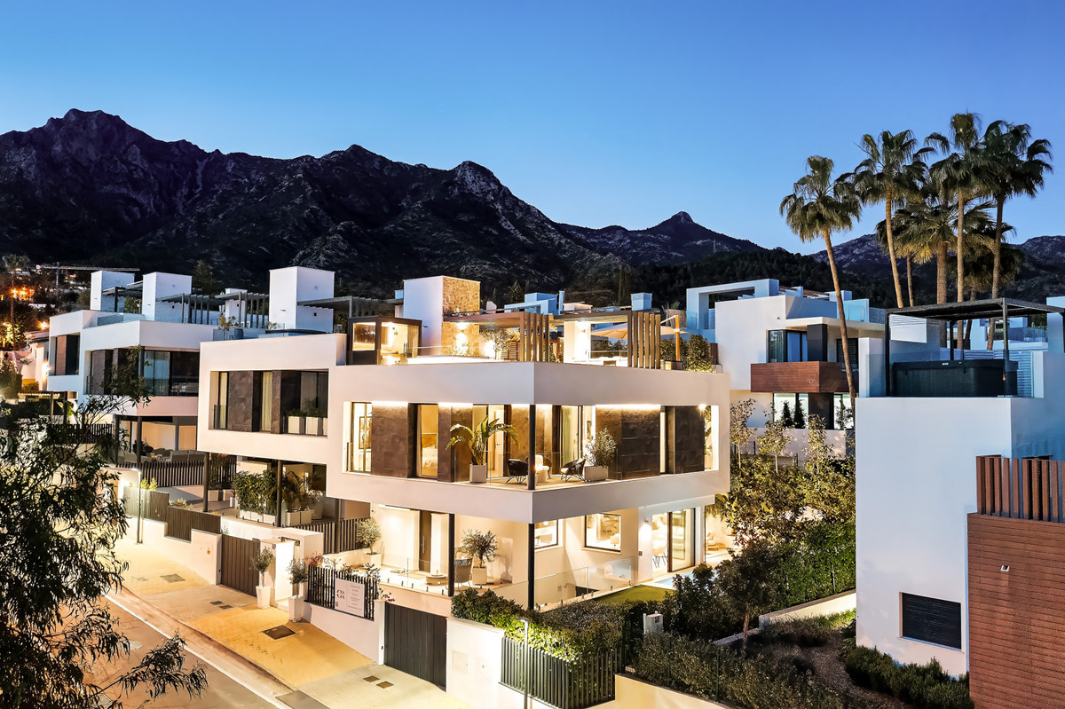 4 bedroom Semi-detached for sale in Sierra Blanca – R4992370