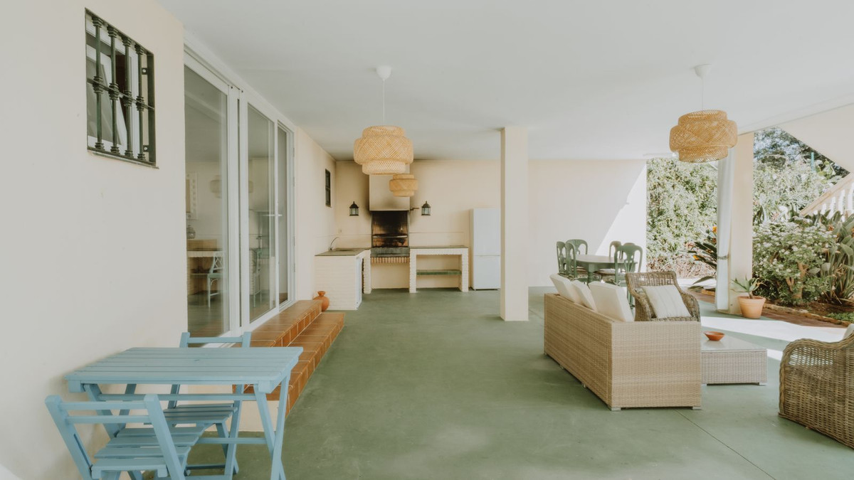 Villas de 6 dormitorios en venta en Marbesa – R5347978