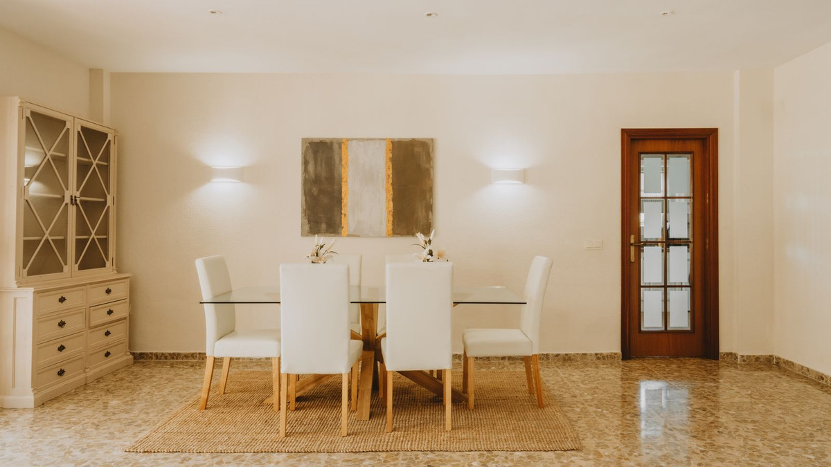 Villas de 6 dormitorios en venta en Marbesa – R5347978