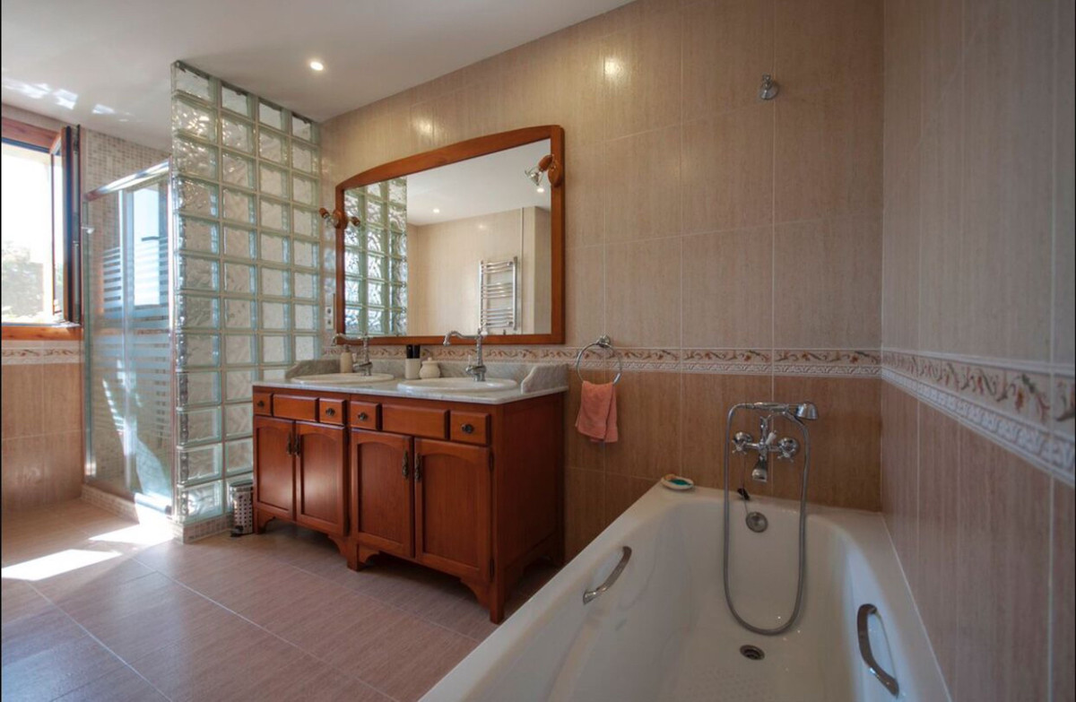 Villas de 5 dormitorios en venta en Sierra Blanca – R4016974