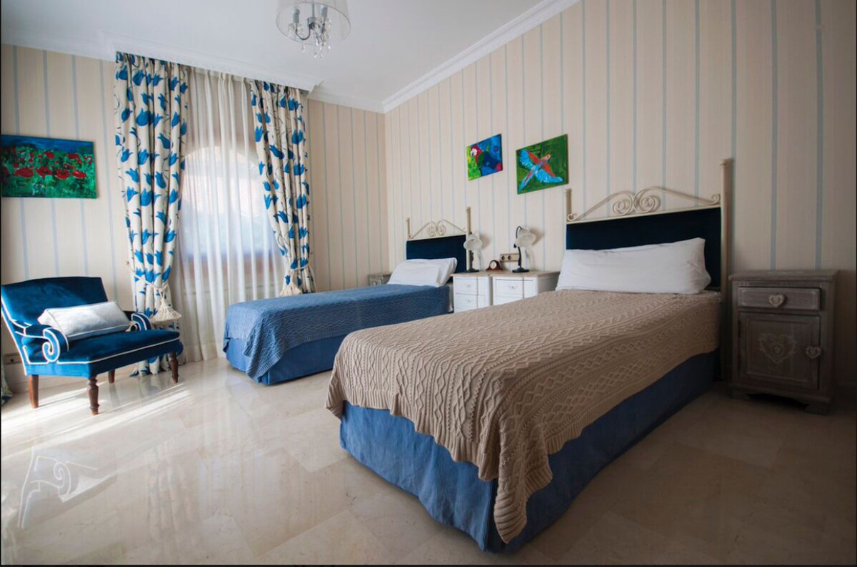 Villas de 5 dormitorios en venta en Sierra Blanca – R4016974