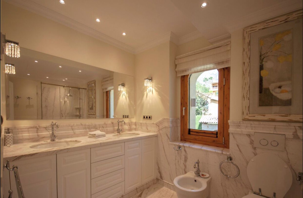 Villas de 5 dormitorios en venta en Sierra Blanca – R4016974