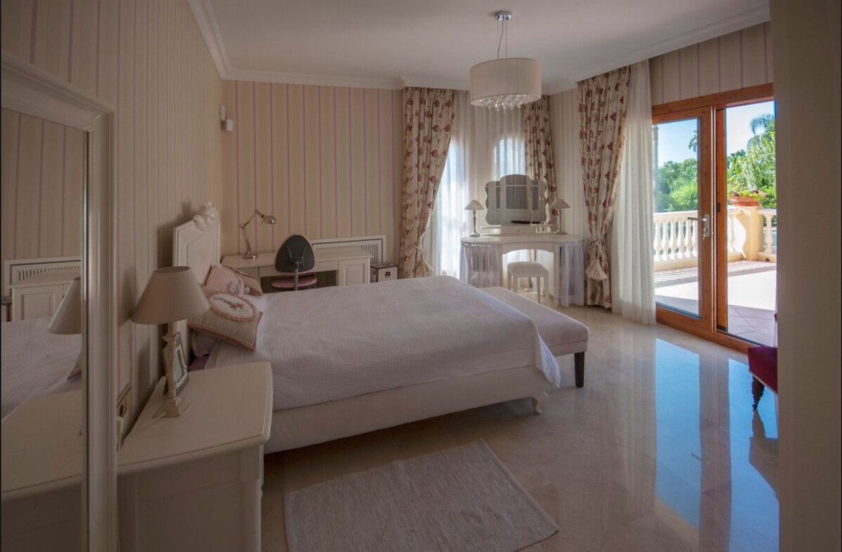 Villas de 5 dormitorios en venta en Sierra Blanca – R4016974