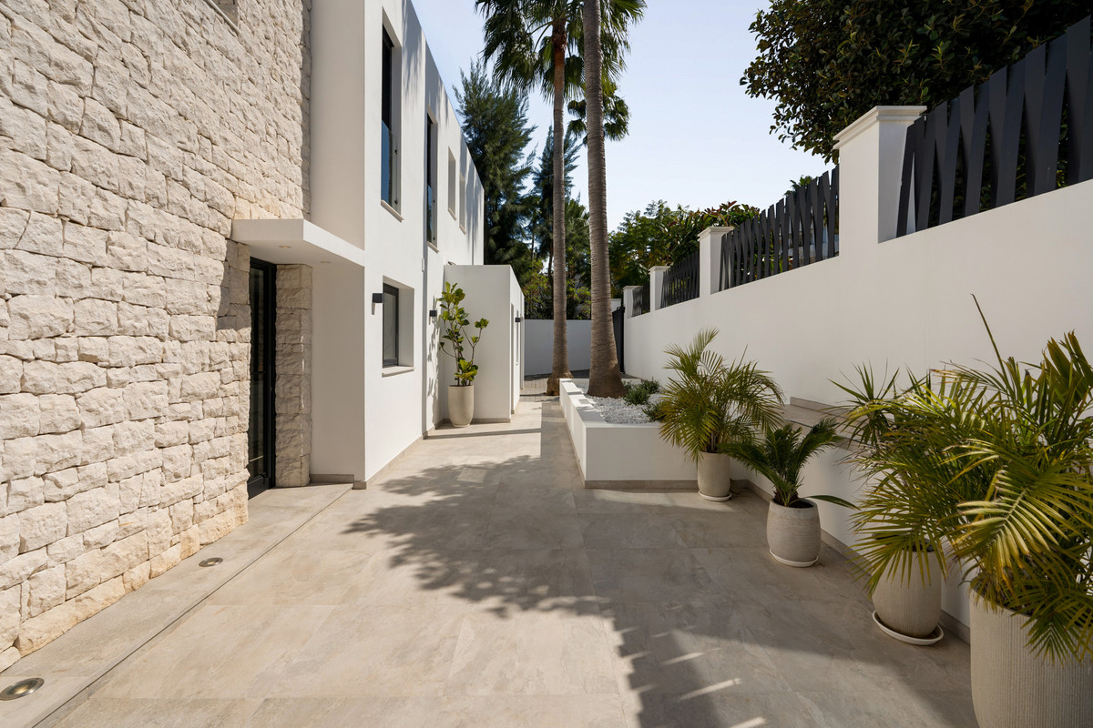 4 bedroom Villas for sale in Las Brisas – R5350300