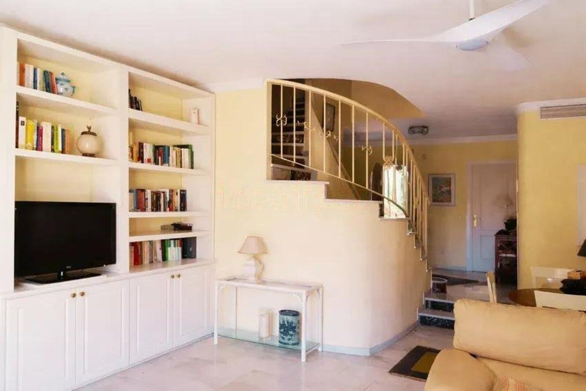 5 bedroom Townhouses for sale in Cabopino – R5360389