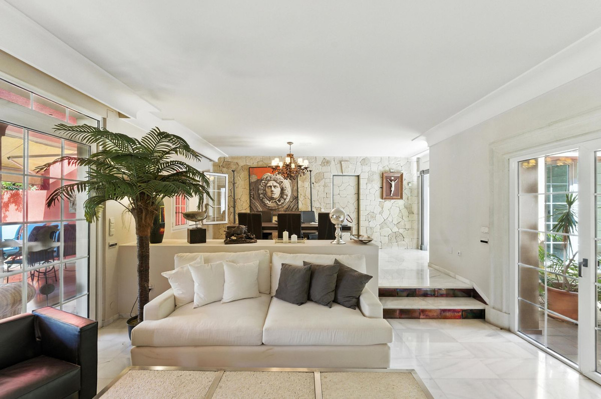 10 bedroom Villas for sale in Marbella – R5133331