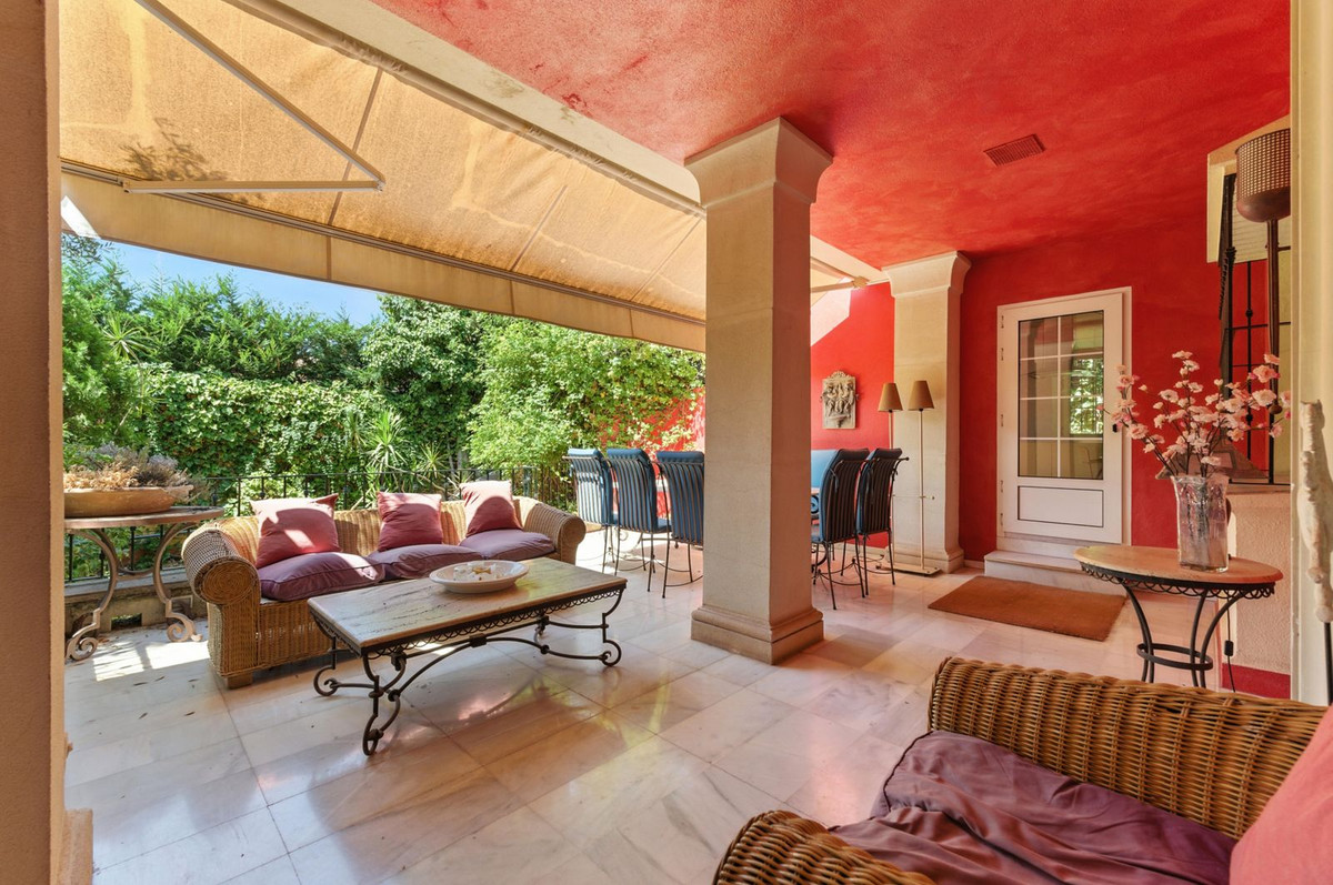 10 bedroom Villas for sale in Marbella – R5133331