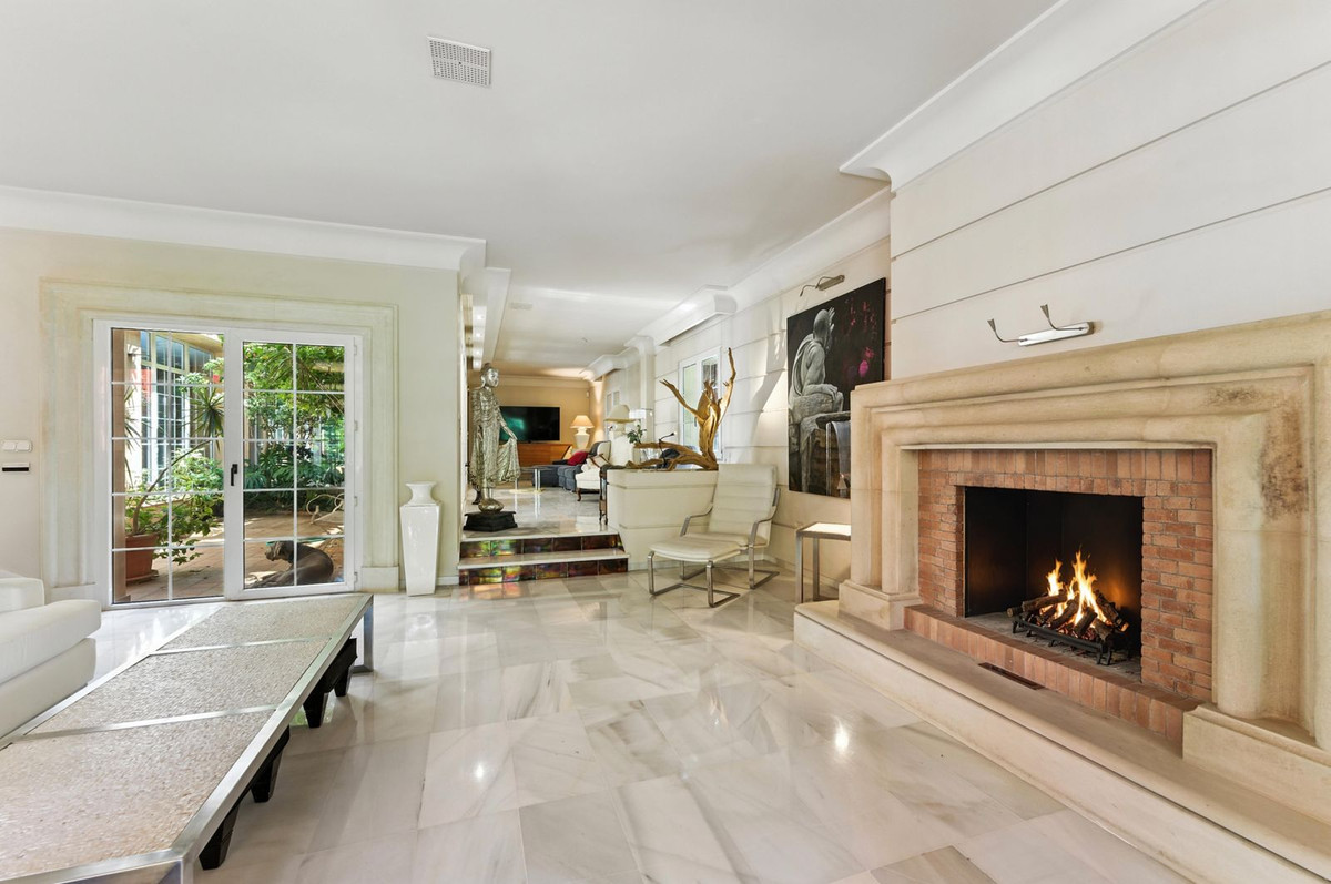 10 bedroom Villas for sale in Marbella – R5133331