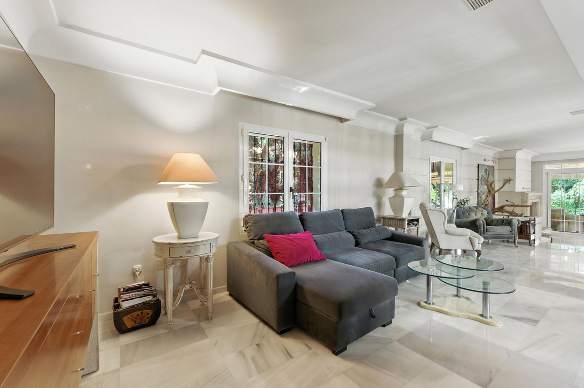 10 bedroom Villas for sale in Marbella – R5133331