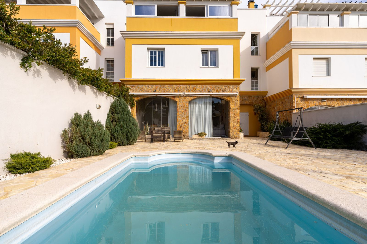 Adosados de 4 dormitorios en venta en Calahonda – R5341957 Adosados de 4 dormitorios en venta en Calahonda – R5341957