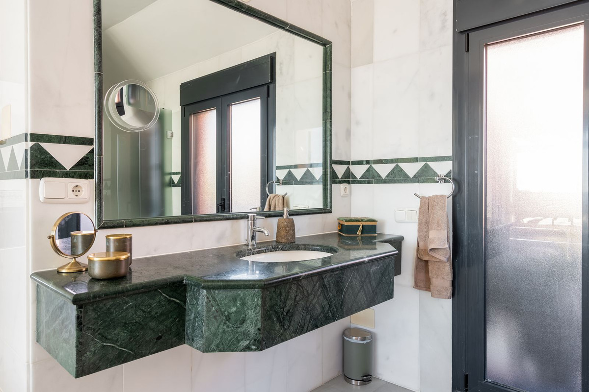 Apartamentos de 4 dormitorios en venta en Calahonda – R5344285