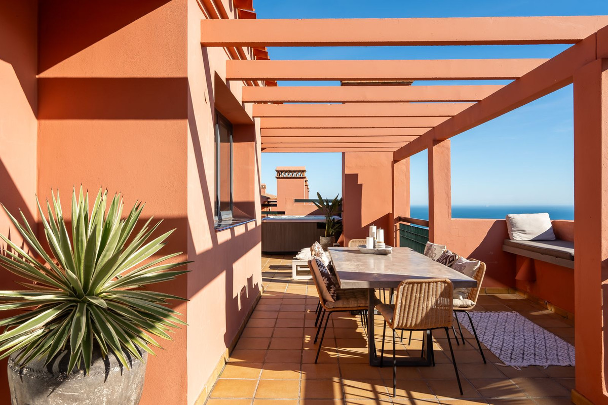 Apartamentos de 4 dormitorios en venta en Calahonda – R5344285