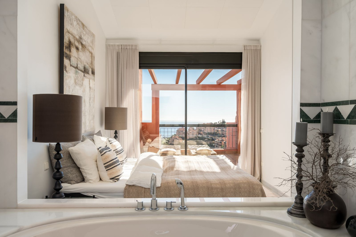 Apartamentos de 4 dormitorios en venta en Calahonda – R5344285