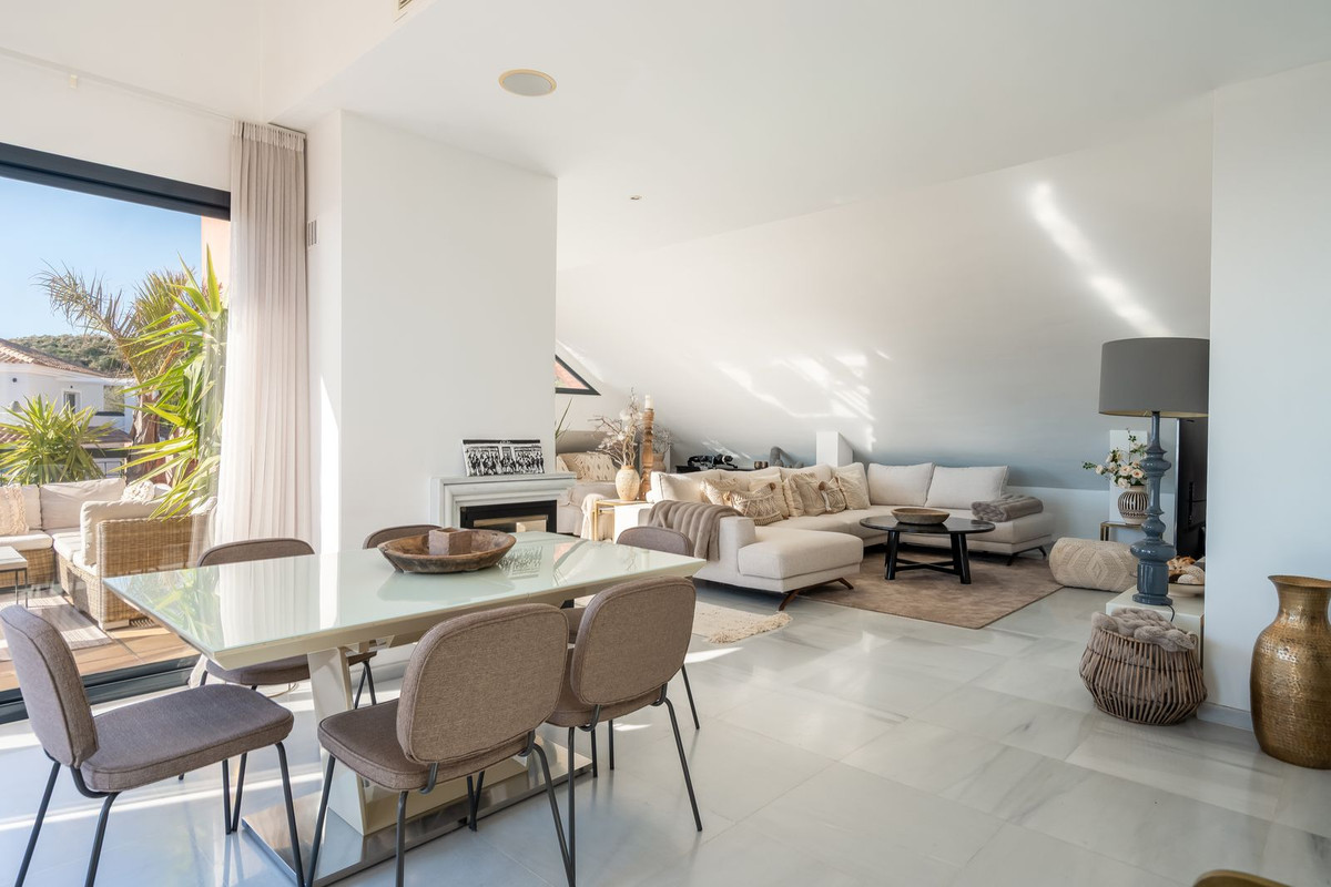 Apartamentos de 4 dormitorios en venta en Calahonda – R5344285