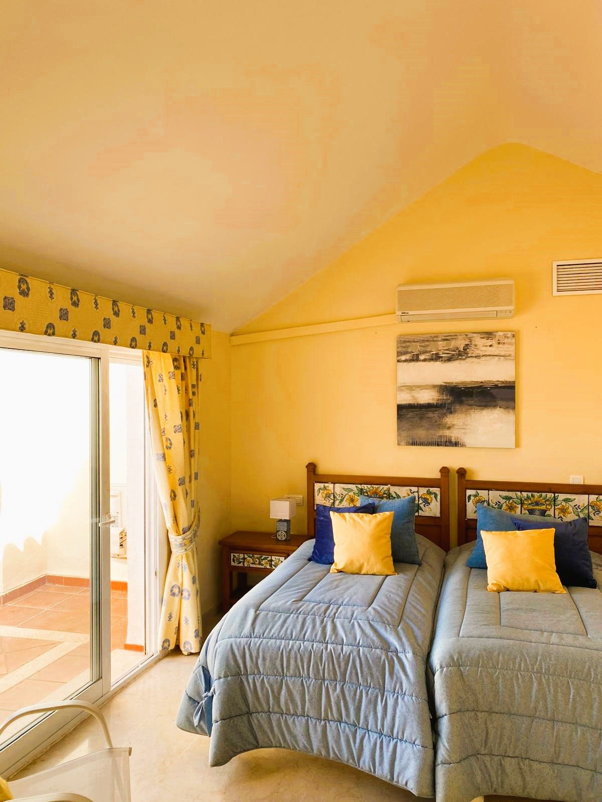 2 bedroom Apartments for sale in Elviria – R5203144