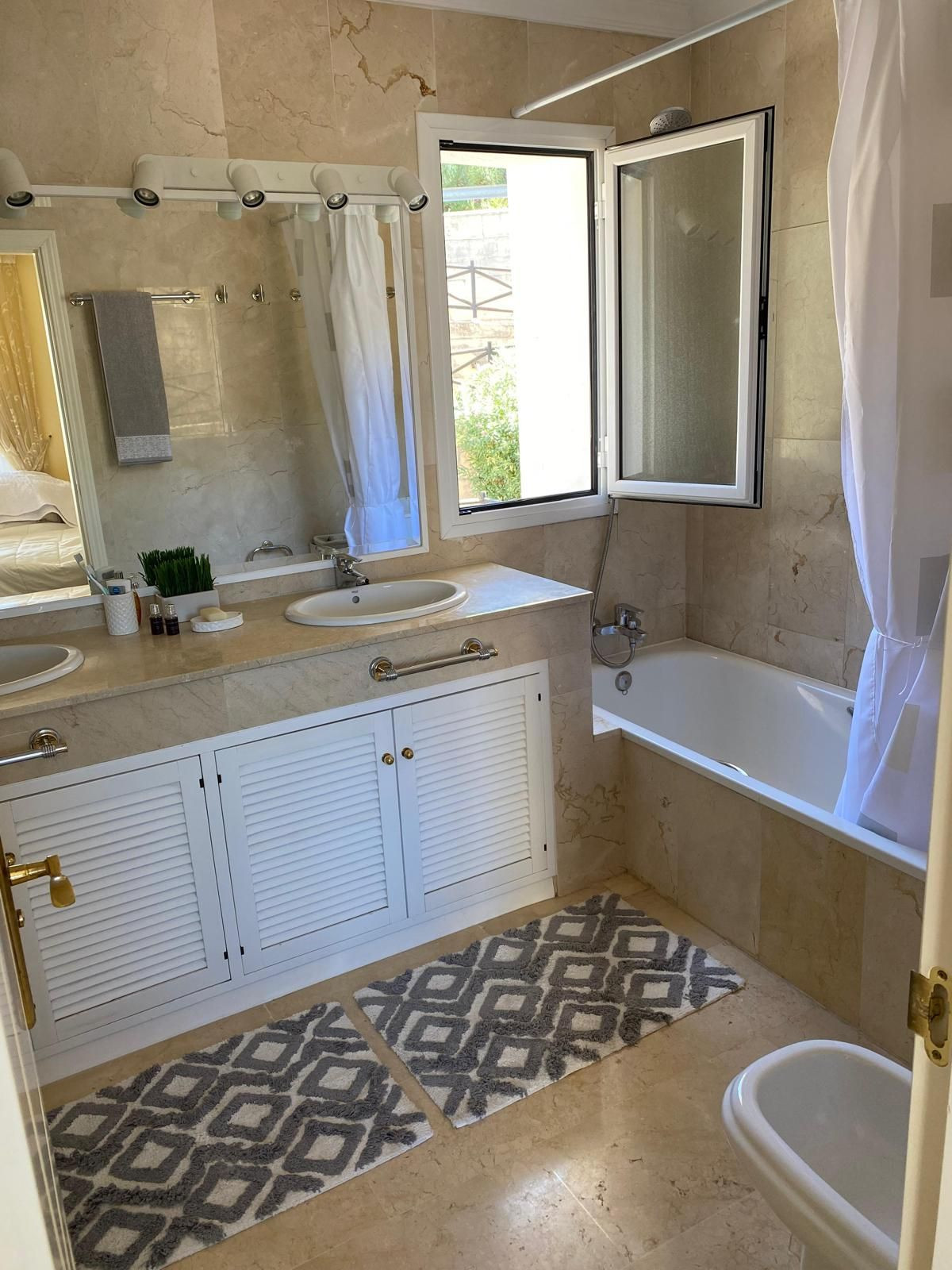 2 bedroom Apartments for sale in Elviria – R5203144