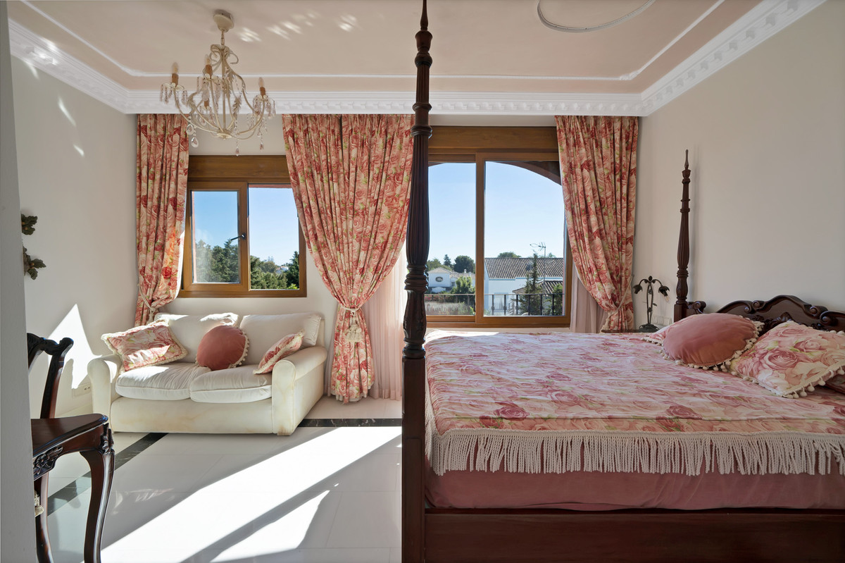 5 bedroom Apartments for sale in Guadalmina Baja – R5220436