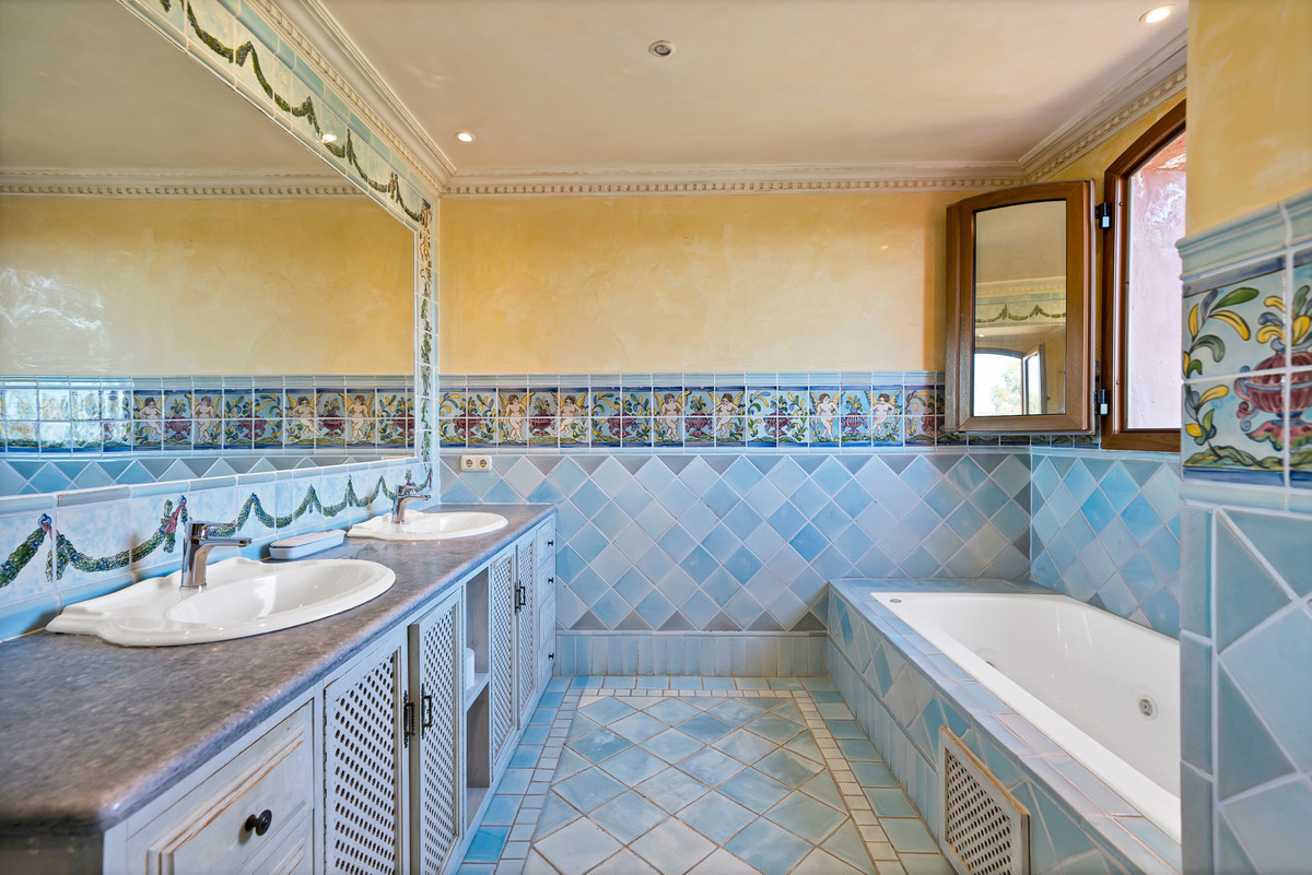 5 bedroom Apartments for sale in Guadalmina Baja – R5220436