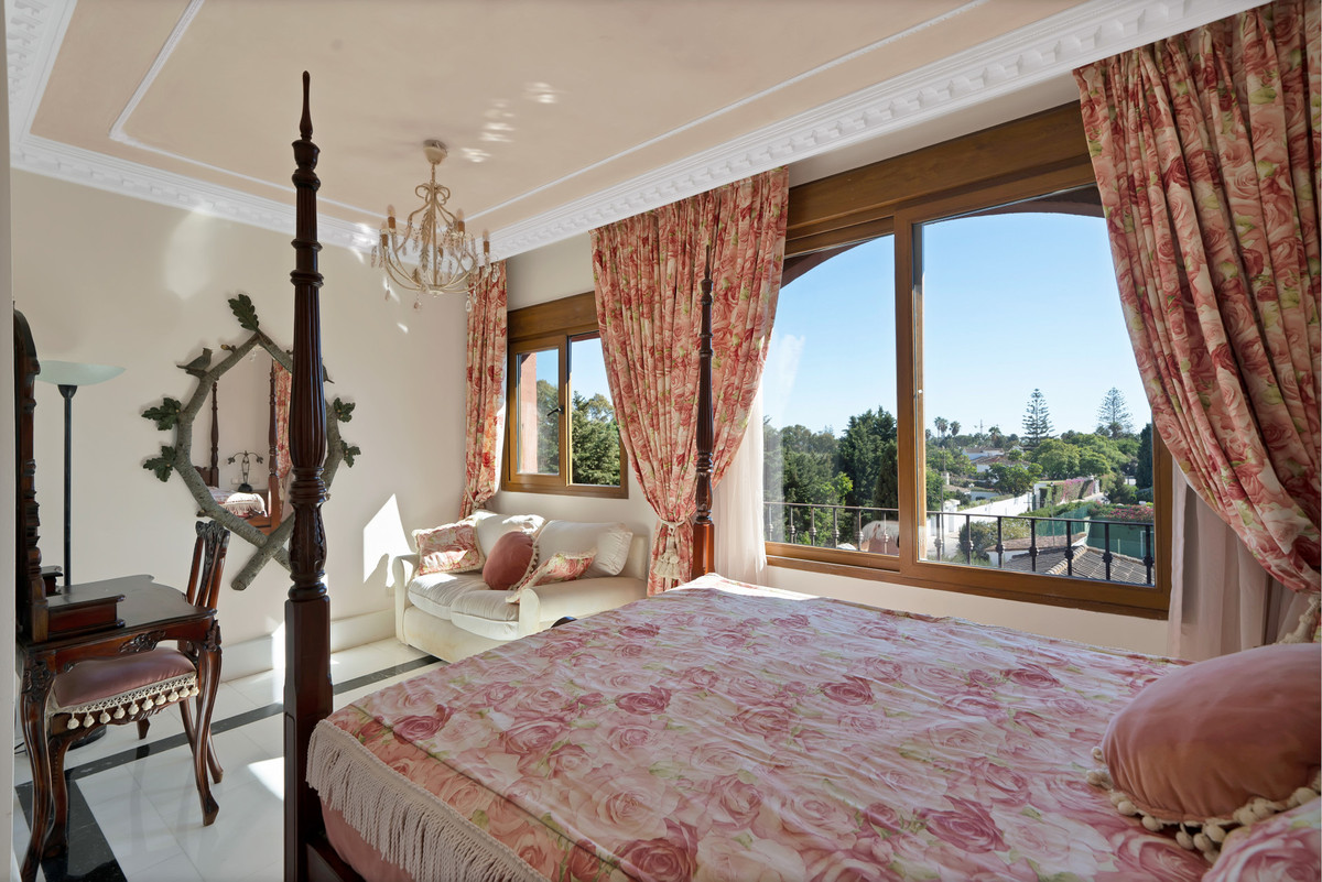 5 bedroom Apartments for sale in Guadalmina Baja – R5220436