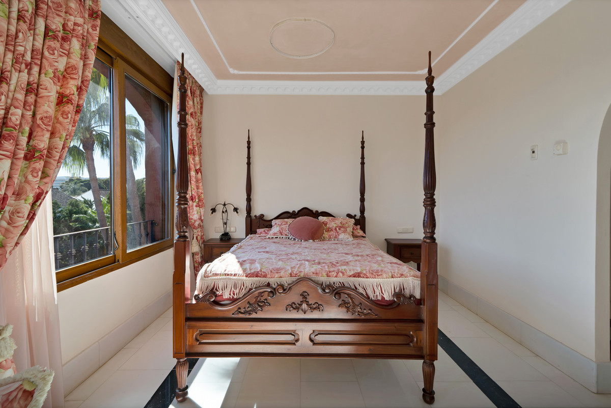 5 bedroom Apartments for sale in Guadalmina Baja – R5220436