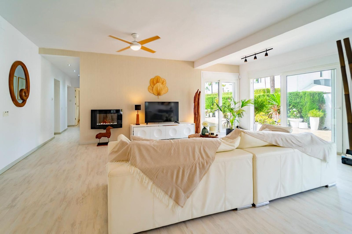 4 bedroom Villas for sale in Marbesa – R5350501