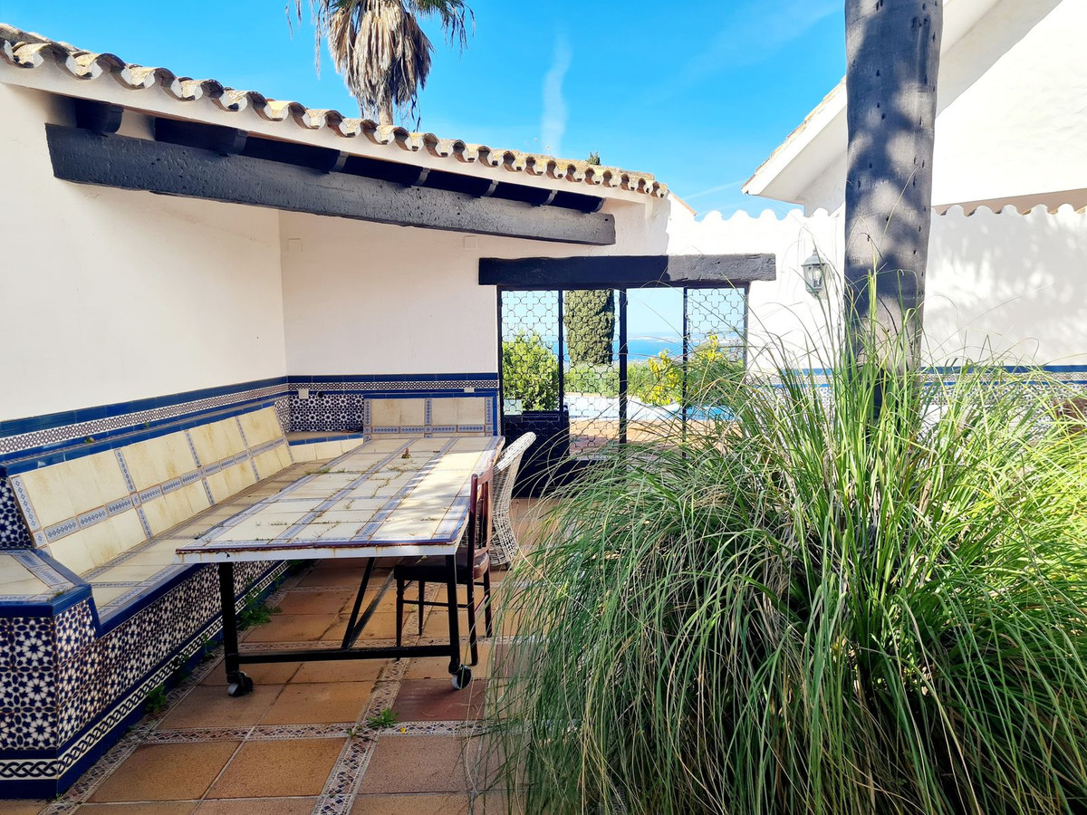 5 bedroom Villas for sale in Las Chapas – R4102684