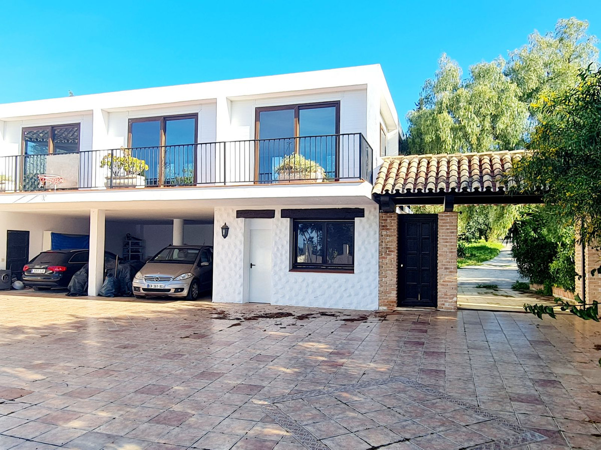 5 bedroom Villas for sale in Las Chapas – R4102684