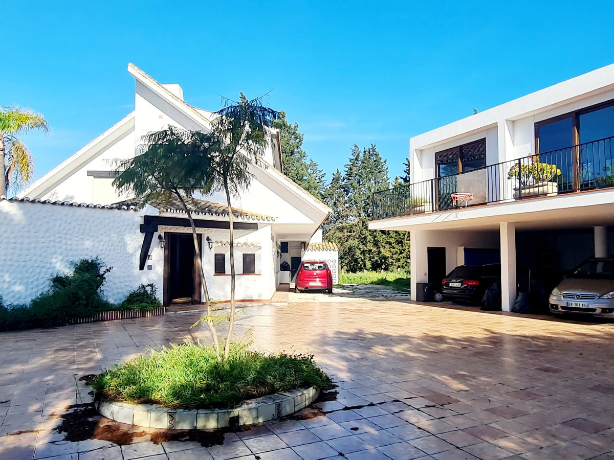 5 bedroom Villas for sale in Las Chapas – R4102684