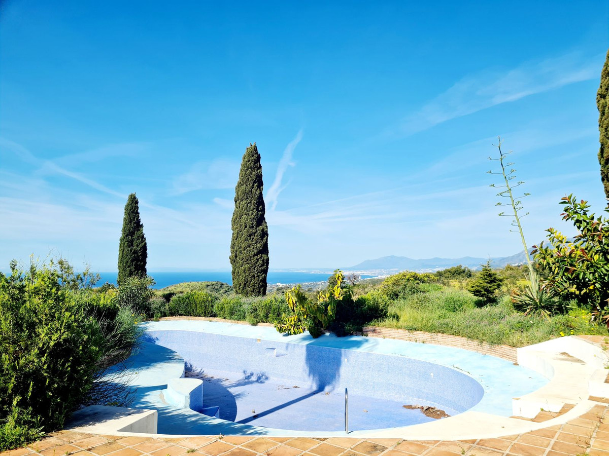 5 bedroom Villas for sale in Las Chapas – R4102684