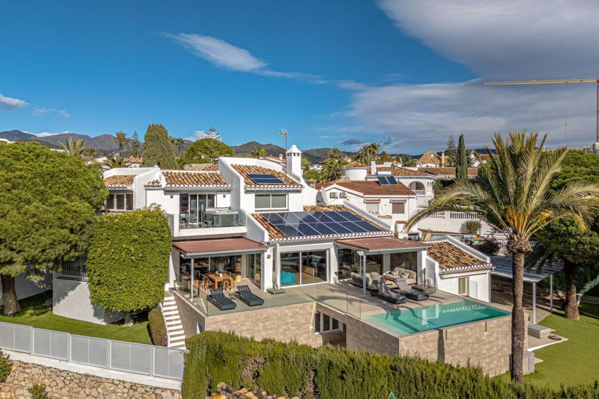5 bedroom Villas for sale in Las Chapas – R5255731 5 bedroom Villas for sale in Las Chapas – R5255731
