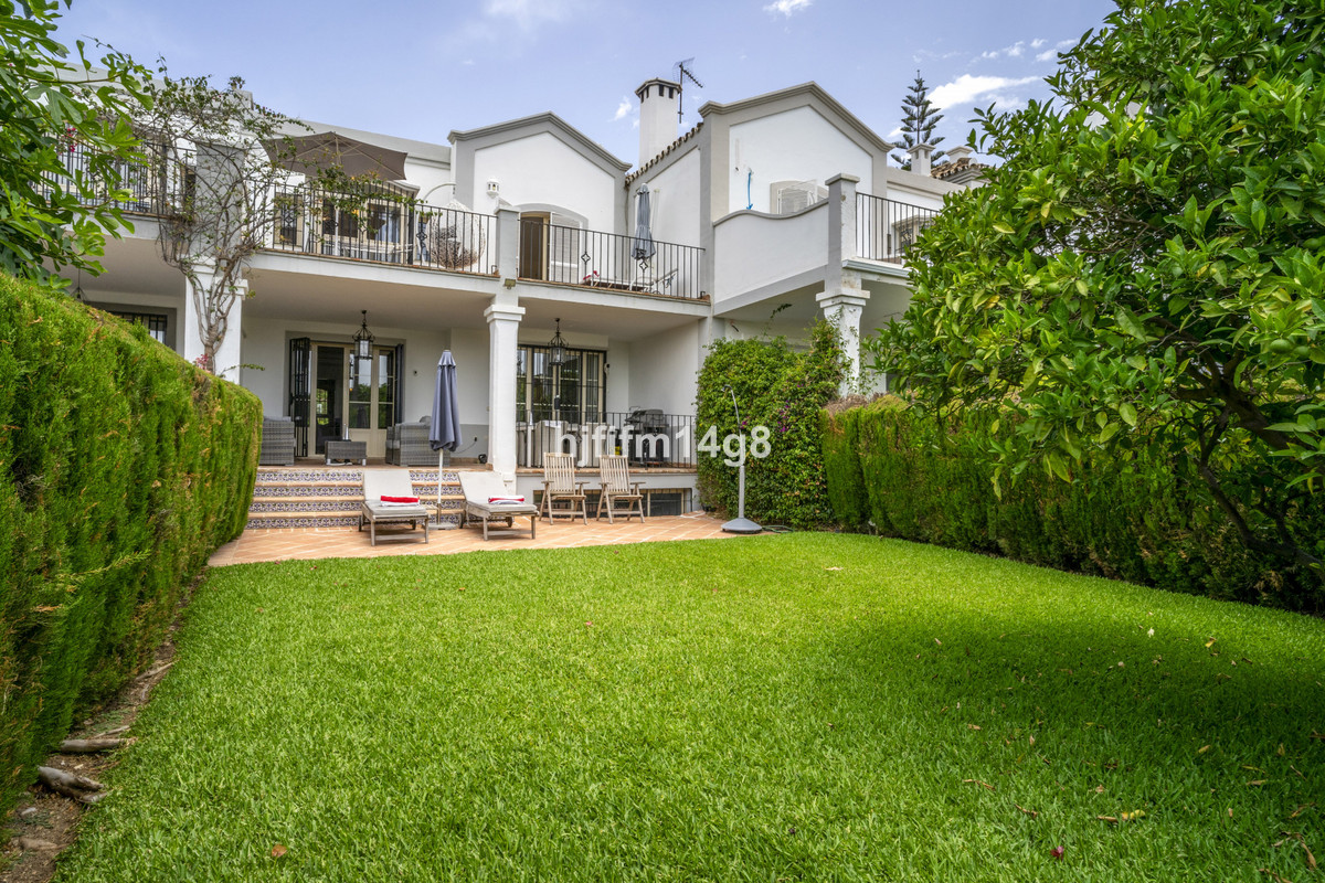 Adosados de 3 dormitorios en venta en Nueva Andalucía – R5080336 Adosados de 3 dormitorios en venta en Nueva Andalucía – R5080336