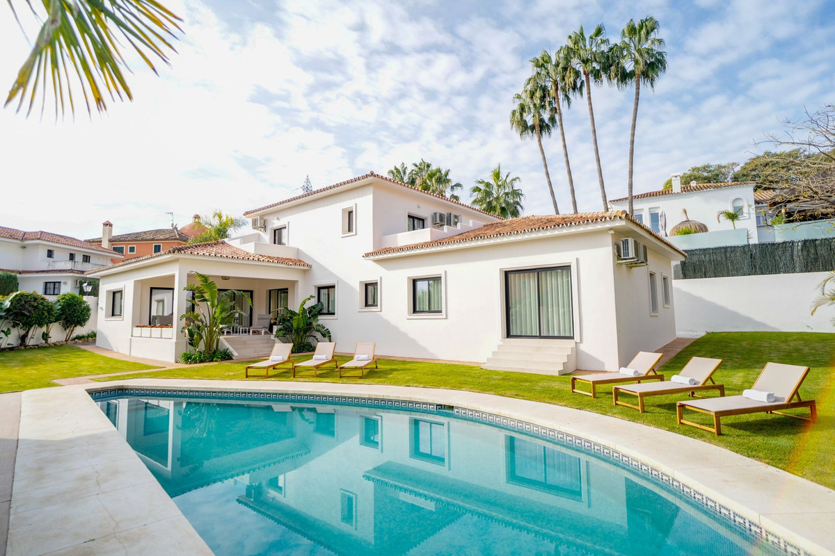 Villas de 6 dormitorios en venta en Marbella – R4659478 Villas de 6 dormitorios en venta en Marbella – R4659478