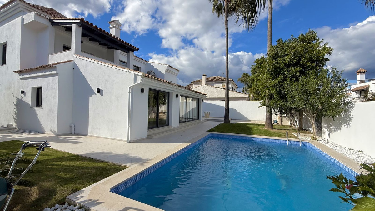 Villas de 5 dormitorios en venta en Nueva Andalucía – R5327749 Villas de 5 dormitorios en venta en Nueva Andalucía – R5327749