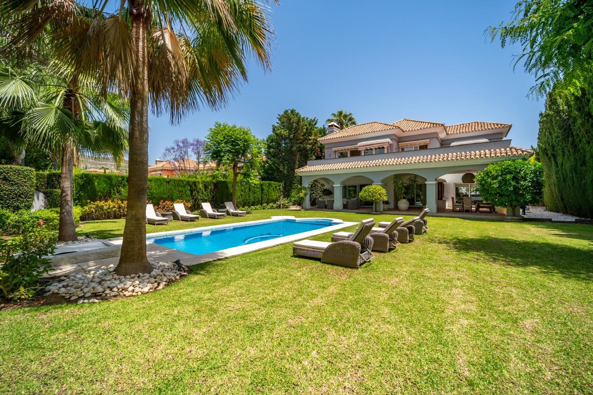 5 bedroom Villas for sale in Nueva Andaluc�a – R4944055 5 bedroom Villas for sale in Nueva Andaluc�a – R4944055