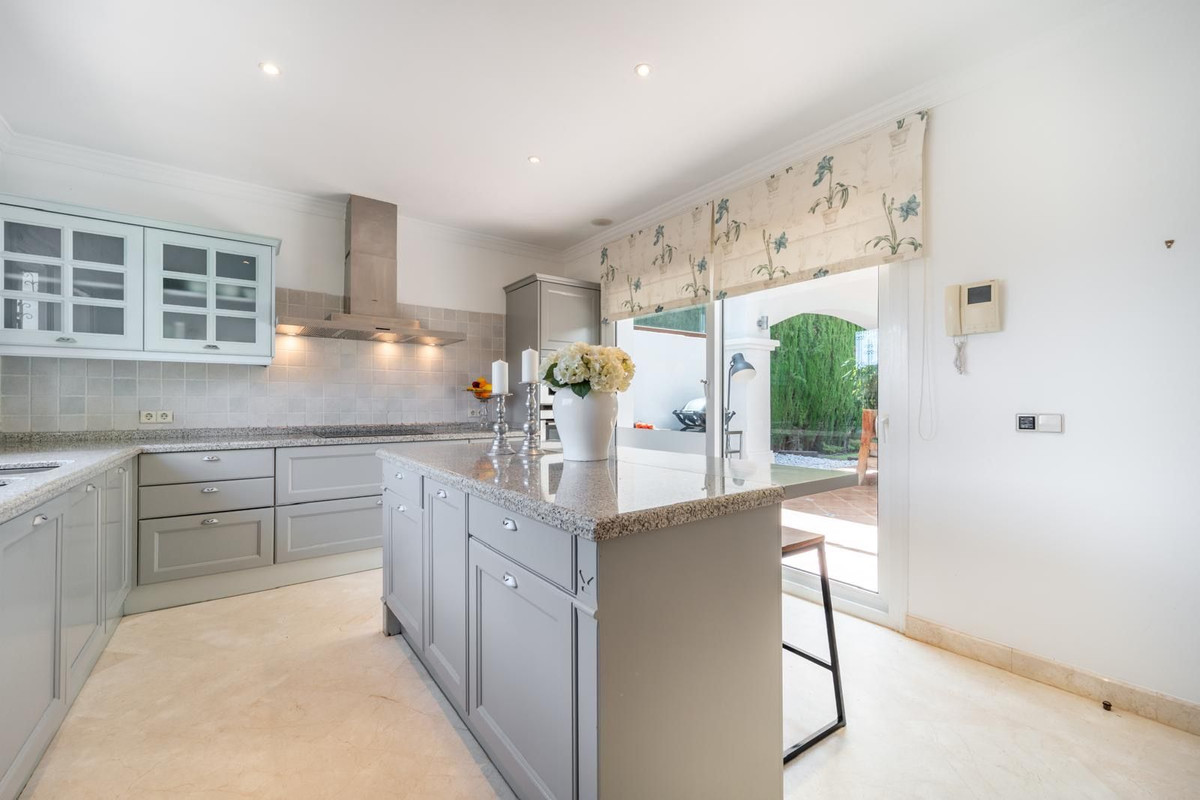 5 bedroom Villas for sale in Nueva Andaluc�a – R4944055 5 bedroom Villas for sale in Nueva Andaluc�a – R4944055