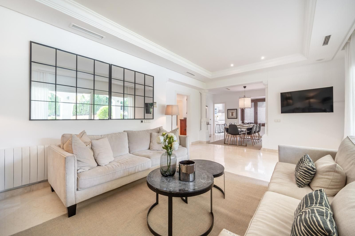 5 bedroom Villas for sale in Nueva Andaluc�a – R4944055 5 bedroom Villas for sale in Nueva Andaluc�a – R4944055