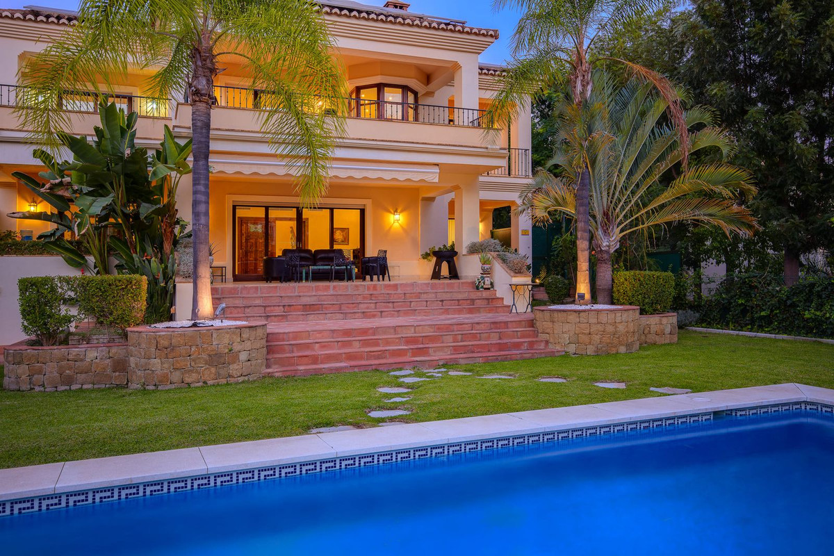 Villas de 6 dormitorios en venta en Los Arqueros – R4447306 Villas de 6 dormitorios en venta en Los Arqueros – R4447306