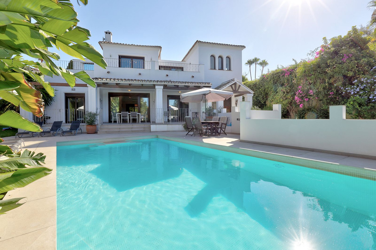5 bedroom Villas for sale in El Rosario – R5370928